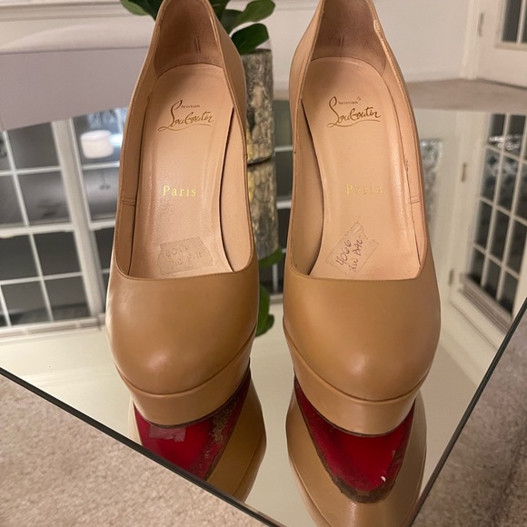 Christian Louboutin Round Toe biege platform heel - Picture 7 of 10